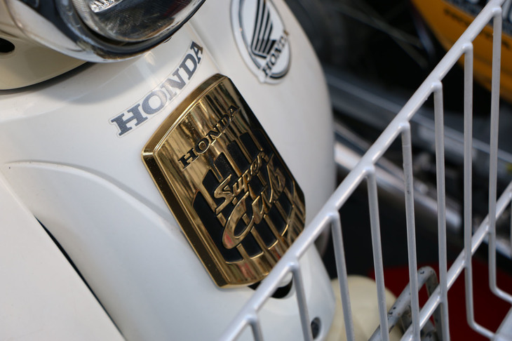 2008年発売の「スーパーカブ50 50周年スペシャル」のエンブレムは、通常のメッキ仕上げではなく、ゴールドメッキ仕様なのがポイント。デザイン自体はカタログモデルと同じだ。