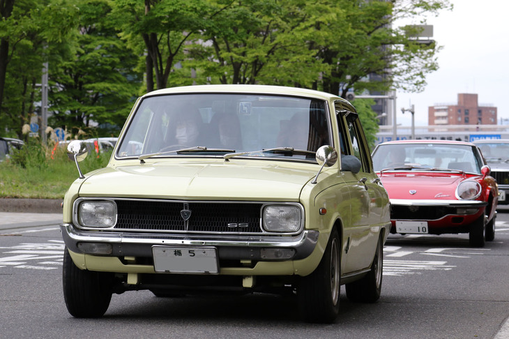 「栃 5」のシングルナンバーの付いた1970年「マツダ・ファミリア ロータリーTSS」。491cc×2の10A型を積んだ、初のロータリーエンジン搭載セダンの上級グレード。続くのは「コスモスポーツ」。