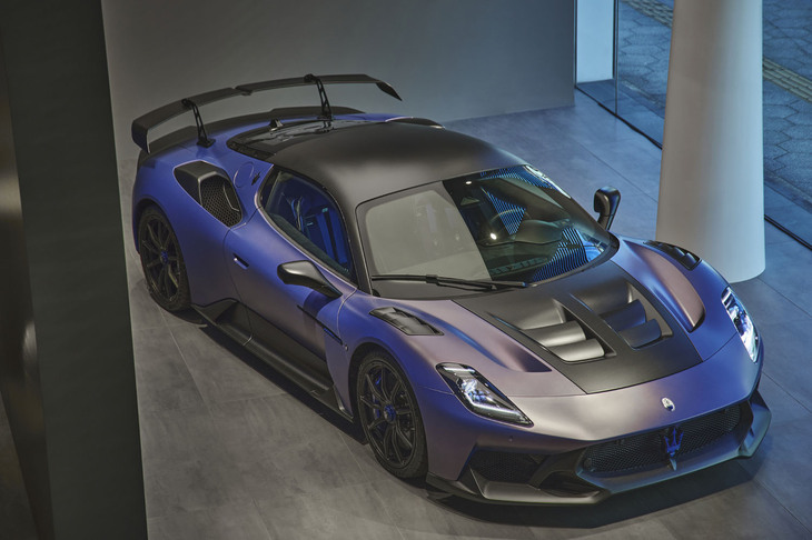 “公道を走れるGT2レーサー”を標榜（ひょうぼう）し、「GT2」と「MC20」の中間に位置するマセラティの新たなロードカーが「GT2ストラダーレ」。その開発秘話は必読です。（photo：田村孝介）
