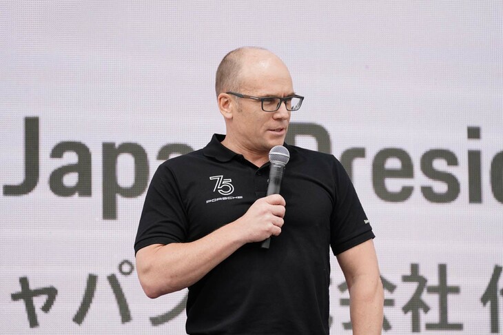 フェスティバルの開幕を告げたポルシェジャパンのフィリップ・フォン・ビッツェンドルフ社長。「75周年をみんなで祝いましょう」と語るとともに、豪雨のなか不眠不休で準備を進めてきたスタッフにも感謝を述べた。