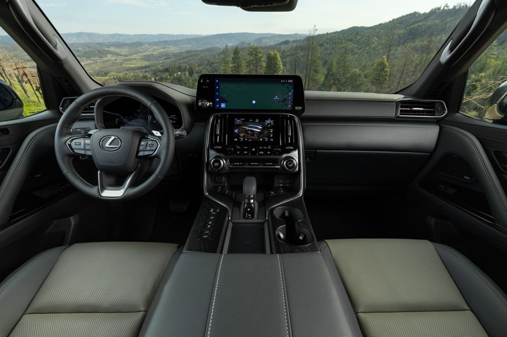 シフトセレクターが電子制御式になるなど、「LX」全体でインテリアの仕様がブラッシュアップされている。