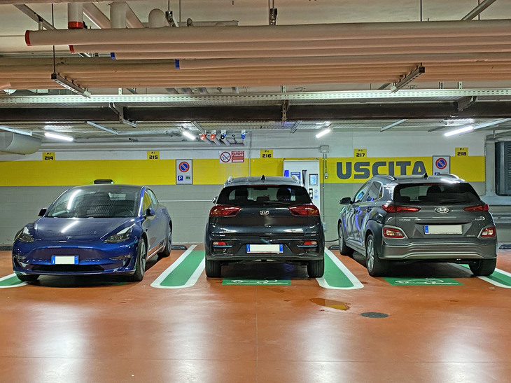 イタリア・コモのスーパーマーケットで。ここでもチャージしていた3台中1台、右の「ヒュンダイ・コナ エレクトリック」がドイツのナンバーだった。2021年10月に撮影。