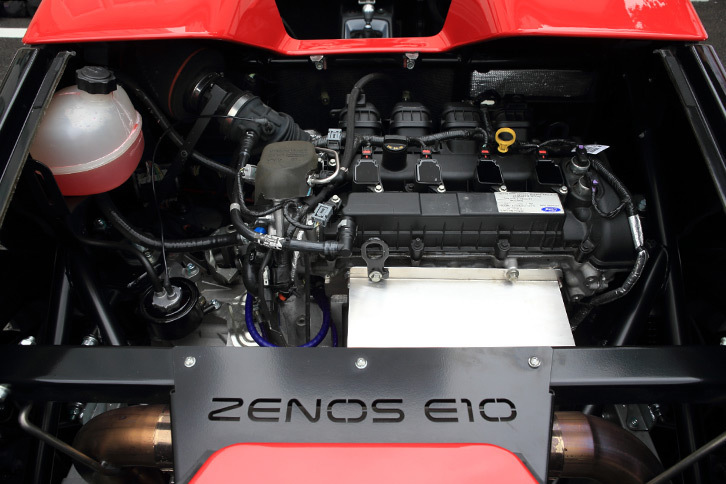 203ps/6800rpmの最高出力を発生するフォード製の2リッター直4直噴エンジン。高性能モデルの「E10S」には253ps/7000rpmの直噴ターボエンジンが搭載される。