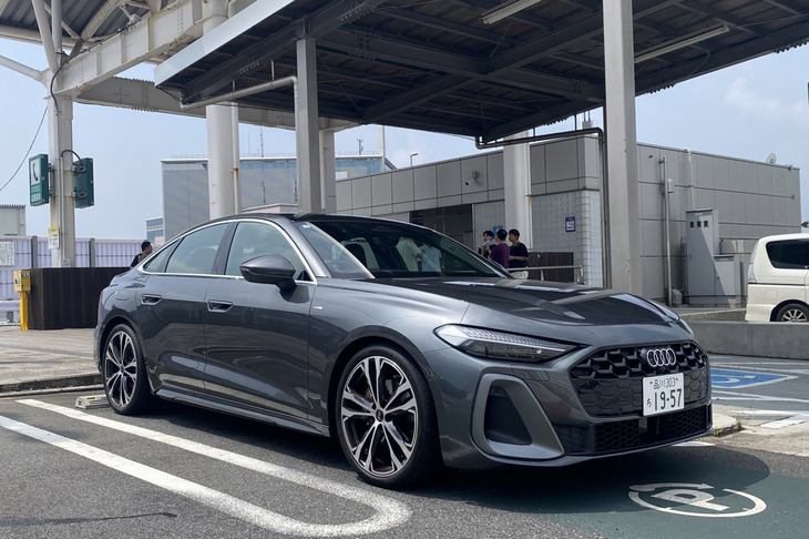 「アウディA4」シリーズの実質的な後継モデルとなる新型「アウディA5」シリーズは、2025年2月に上陸。セダンの「A4」およびステーションワゴンの「A4アバント」はフルモデルチェンジを機に、それぞれ「A5」、「A5アバント」と改称された。