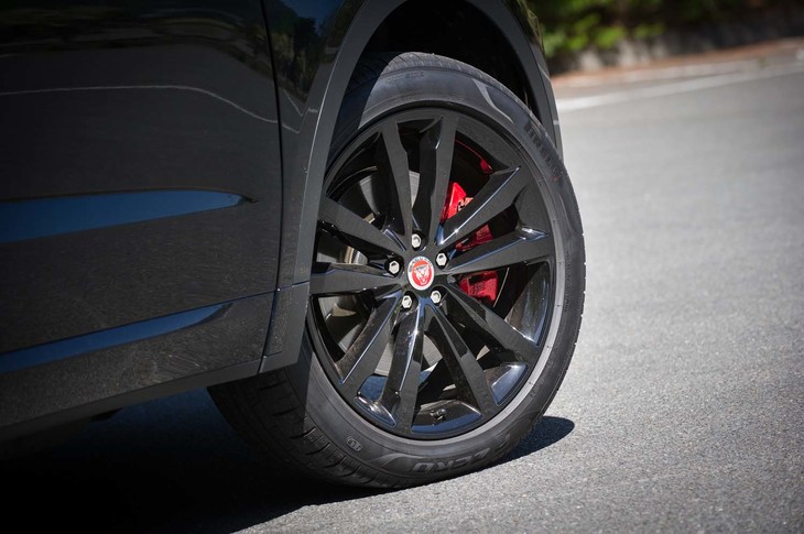 「R-DYNAMIC HSE」では、20インチのホイール＆タイヤが標準装備となる。テスト車にはピレリのハイパフォーマンスタイヤ「Pゼロ」が装着されていた。