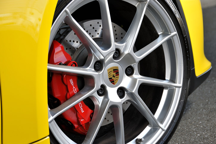 ブレーキは、フロントが6ピストンキャリパーと外径×厚さ＝340×34mmのディスクローターの、リアが4ピストンキャリパーと330×28mmのディスクローターの組み合わせ。キャリパーは前後ともに対向モノブロック、ディスクローターはクロスドリルドベンチレーテッドとなる。