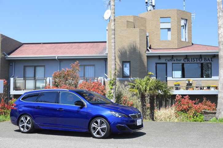 「308SW」の全長は4585mm、ホイールベースは2730mm。ハッチバック車の「308」と比べ、ホイールベースが110mm、リアオーバーハングが220mm長くなっている。