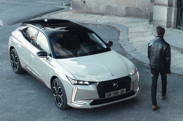 こちらがマイナーチェンジ前の「DS 4」。凝ったデザインは、「フランス発のプレミアムブランド」という役目を負わされたDSの宿命でもある。