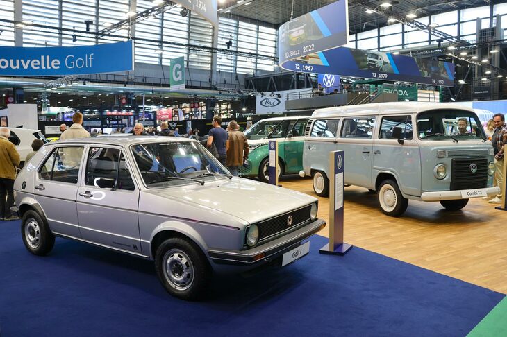 フォルクスワーゲンは今年で50周年を迎える「ゴルフ」の歴代モデルとともに、ブラジル工場で2013年に生産された「T2」の「ラストエディション」（写真右奥）を展示した。空冷リアエンジンゆえ、フロントのグリルはラジエーター用ではない。