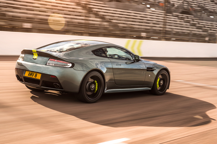 パッケージオプション「Halo Pack」を選択した「V8ヴァンテージAMR」のリアビュー。