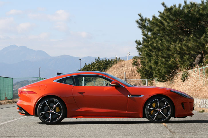 ジャガースポーツの“シグネチャー”は多々あれど、弧を描くルーフラインは誰もが認める個性だろう。