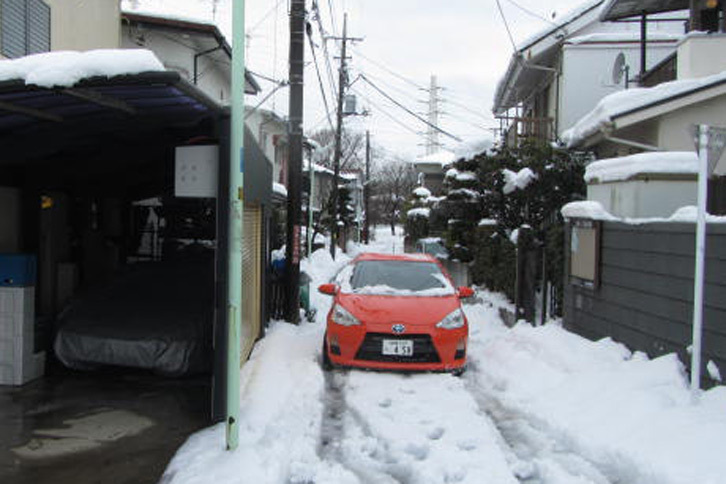近所の雪道を走行中の「アクア」。