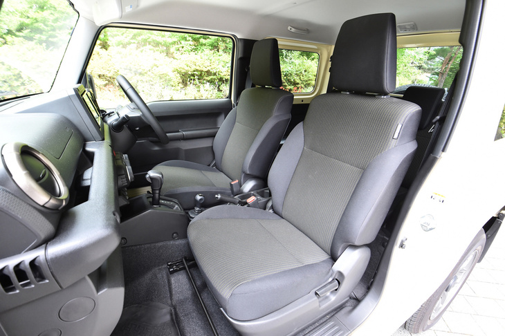 先代よりもスクエアなボディー形状の新型「ジムニー」。前席側方のヘッドクリアランス（頭部からサイドウィンドウまでの距離）は50mm拡大された。