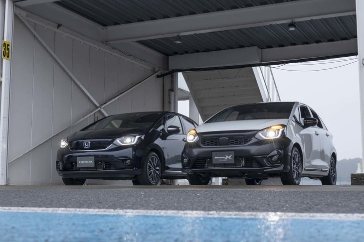 試乗したプロトタイプ（写真右）のベース車は1.5リッターハイブリッドの「フィットe：HEVリュクス」（同左）だった。1.3リッター純ガソリン車がラインナップされるかは不明。