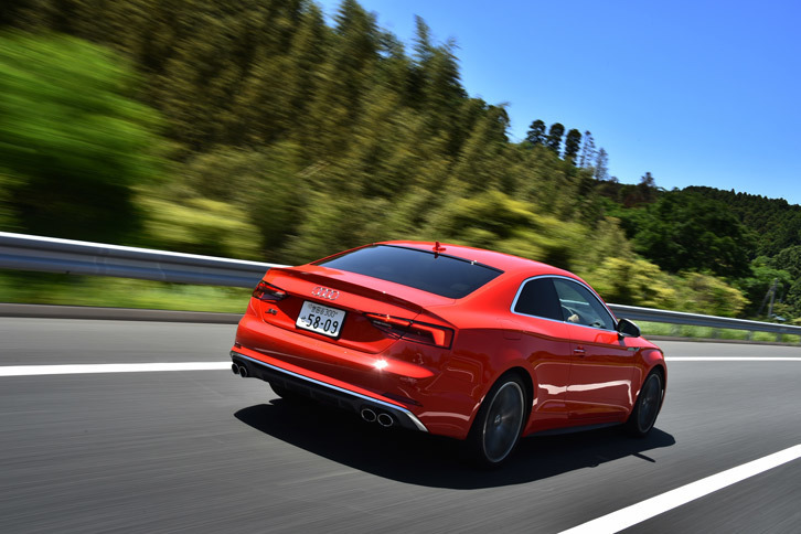 新世代のパワートレインとシャシーが採用された新型「S5クーペ」。0-100km/h加速が4.7秒という動力性能と、JC08モード計測で12.7km/リッターという燃費性能を両立している。
