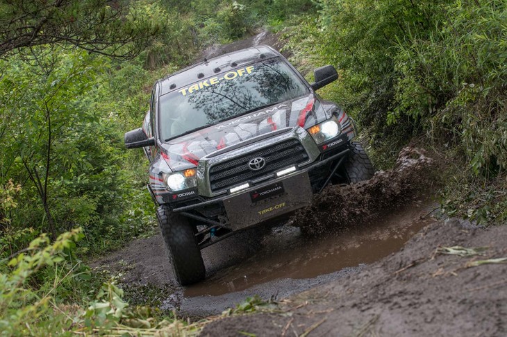 日本未導入のトヨタのピックアップ「タンドラ」でオフロードコースへ。雨上がりでコースのところどころに水たまりができていたが、問題なく走破できた。