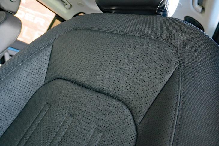 ランドローバー・ディフェンダー110 SE エクスプローラーパック装着車（フロントシート）