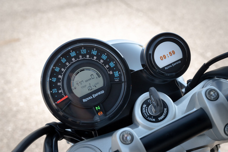 メーターは速度計とモノクロの液晶ディスプレイの組み合わせ。右側のディスプレイは携帯端末との接続が可能で、ターン・バイ・ターン表示の簡易的なナビゲーションシステムとしても利用できる。