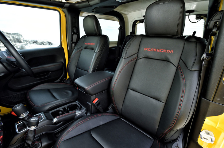 「RUBICON」の刺しゅうが施された専用のレザーシートを採用。フロントシートには3段階の温度調整が可能なヒーターが備わっている。