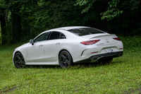 低く伸びやかなフォルムが特徴の4ドアクーペ「メルセデス・ベンツCLS」が登場したのは2004年。3代目にあたる現行型はプレスラインを極力排したシンプルな意匠で注目を集めた。