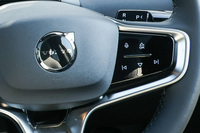 ステアリングホイールの右スポークのスイッチで上下左右を調整する。ひと癖あるのは確かだが、毎日操作するものではないので問題ない。