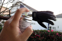 洗車のついでに、普段お世話になっているバイク用皮手袋のお手入れも。前の手袋は手入れの仕方がわからず、乾燥でボロボロにしてしまった。今回の手袋は大事にしたい。