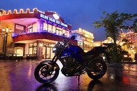 まるでアミューズメントパークのようにライトアップされた、アメリカンビレッジの夜景。