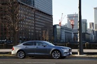 「S90」は、ボルボの新世代商品群の第2弾として、ワゴンの「V90／V90クロスカントリー」とともに2017年2月に導入された。