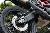 リアのアルミ製スポークホイールは17インチ。ブレーキはブレンボ製の1ピストンタイプが組み合わされる。