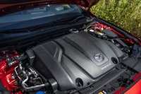 スカイアクティブX搭載車のエンジンルーム。「マツダ3」の他のガソリンエンジン車やディーゼル車よりもはるかに大きな、独自デザインのカバーが装着されている。