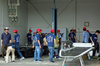 徹夜のセッティングを終えた、名古屋工業大チームのピット。