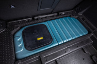 荷室床下に備わる容量12.4kWhのリチウムイオンバッテリー。プラグインハイブリッド車の荷室容量は5人乗車の通常使用時で471リッター、リアシートの背もたれをすべて前方に倒せば1545リッターに拡大できる。