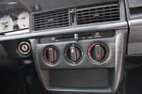 「メルセデス・ベンツ190E」（1993年）のダッシュボード。欧州では高級車といえど、このころまでは基本的にオーディオ無しで売られていたモデルがあった。
