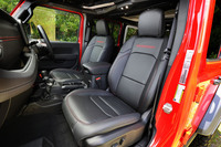 「アンリミテッド ルビコン」専用のナッパレザーシート。同車と「アンリミテッド サハラ」には、ラングラーとして初めて12ウェイのパワーシートが採用された。