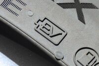 「スポーツマックス ラックス」のサイドウォールに施された、住友ゴム独自の「EV適応マーク」。バッテリーの寿命に影響する転がり抵抗性能や、重い車重に負けない耐荷重および耐摩耗性能など、EVがタイヤに求める必要条件をすべて満たしている製品にのみ刻印されるマークだ。