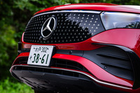 メルセデス・ベンツの電気自動車に共通する最新の「スターパターン」デザインをフロントグリルに採用。フロントバンパーの形状もリニューアルされている。写真の外板色は「パタゴニアレッド」と呼ばれる11万4000円の有償メタリックペイント。