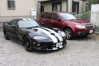 まだ購入したばかりの頃の「ダッジ・バイパー」とのツーショット。バイパーのヘッドランプ、昔はこんなに透明だったのね。今じゃすっかり黄ばんで……。