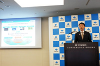 「アクティブトレッド」技術の概要を説明する、住友ゴム工業 材料開発本部 材料企画部の上坂憲市部長。