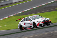 まずはレーシングカーの「RS 3 LMS」に同乗試乗。4WDのクワトロを、わざわざFWDに仕立て直しているのだ。