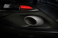 「DB11」のエキゾーストシステムはクロスパイプ付きのステンレス製。走行モードに応じて排気音の出方が切り替わる。