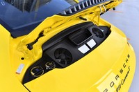 エンジンフードを開けて目に入るのは冷却用のファンのみ。エンジン本体を直接見ることはできない。