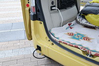 2万9700円の「AC外部給電器（Honda Power Supply Connector）」と組み合わせることにより、AC100V（最大出力1500W）の電器製品が使用できる外部電源入力キットは、3万7400円のディーラーオプション。現場作業用の電動工具類の使用はもちろんのこと、レジャーや停電時などにも活躍する。