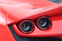 丸目4灯式のリアコンビランプとそれらを囲むボディー同色のパネルは「308GTB」や「328GTB」などへのオマージュだ。