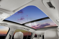 
	電動サンシェード、UVカット機能付き電動パノラマスライディングルーフも標準装備する。
	