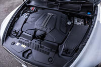 最高出力340PS、最大トルク450N・mを発生する3リッターV6ツインターボエンジンと、最高出力128PS、最大トルク350N・mを発生する電動モーターの組み合わせで、システム最高出力449PS、同最大トルク700N・mを発生。