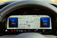 「ナビゲーションモード」選択時のメーター表示。このようにカーナビのマップを大きく映し出すこともできる。