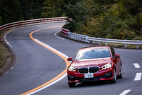 ワインディングロードでは、駆動トルクの制御を細かく行うタイヤ・スリップ・コントロール・システム（ARB）がアンダーステアを抑え、軽快なハンドリングを楽しませてくれた。