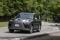 約300km余りをドライブした今回の燃費は7.1km/リッターにとどまった。「LX」を購入できる人は燃料代は気にしないかもしれないが、トヨタのハイブリッドとしてはちょっと期待外れだ。