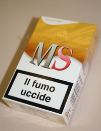 参考までに、イタリアで販売されているタバコの例。法律に従い「Il fumo uccide （煙は殺す）」の文字が。