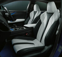 「Fスポーツ」専用の本革スポーツシート。色は写真のホワイトを含む3色が用意される。